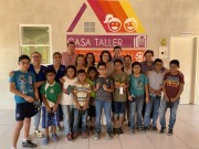 Entrega de lentes a niños de Casa Taller