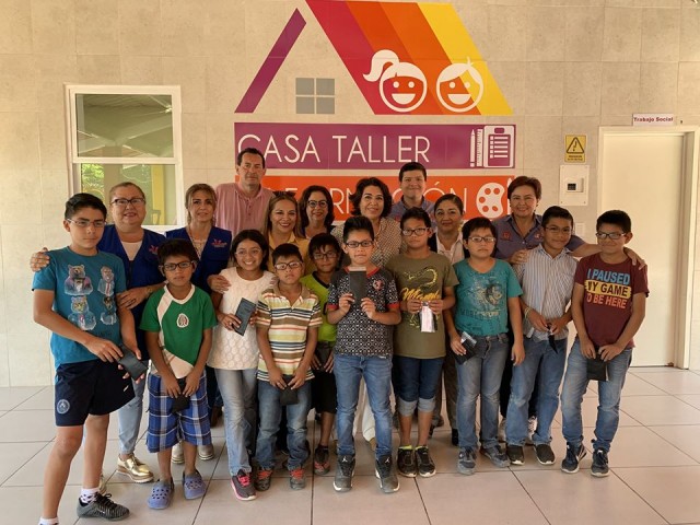 Entrega de lentes a niños de Casa Taller