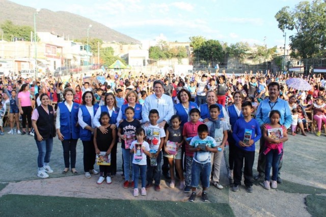 Entrega de juguetes en la colonia Las Granjas