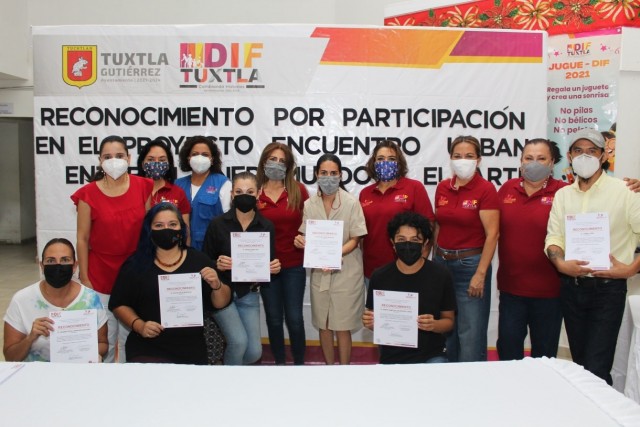 Entrega de reconocimientos a los artistas que participaron en el proyecto Encuentro Urbano