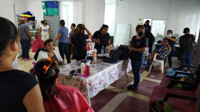 Día del Padre, (CEDECO) Capulines, realizó cortes de cabello, tintes, manicura y pedicura