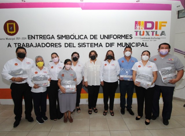 Entrega Simbólica de Uniformes a Trabajadores del sistema DIF Municipal.