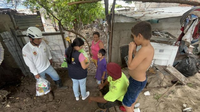 Entrega de despensas, colchonetas, cobertores y kits de higiene a familias damnificadas