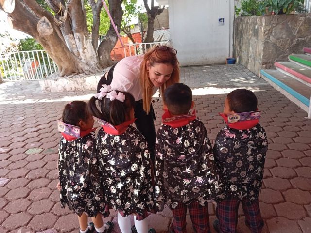 Entrega de disfraces en buen estado a 22 niños de los Centros de Desarrollo Infantil (UNETOC)
