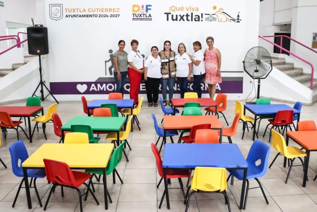 Entrega de mesitas y sillas escolares