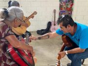 Inicio a las clases de guitarra en la Casa del Abuelo