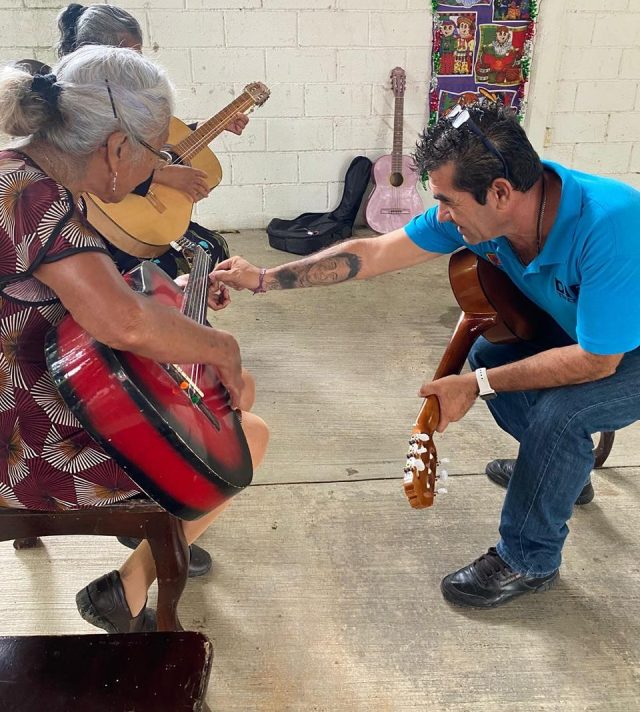 Inicio a las clases de guitarra en la Casa del Abuelo