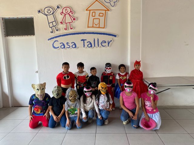 Entrega de disfraces y accesorios niños de Casa Taller