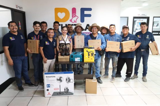 Entrega de calzado y material de trabajo al personal de mantenimiento