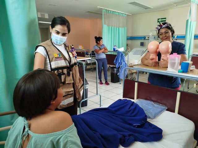 Entrega de dos pelucas oncológicas para una niña y un niño en beneficio de pacientes del Hospital de Especialidades Pediátricas.