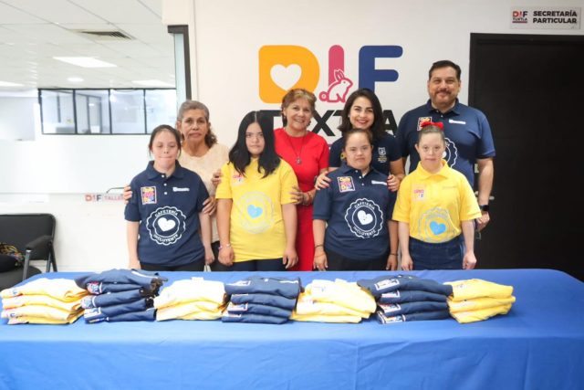 Entrega de uniformes a las y los jóvenes que forman parte de CAFECITO DIF