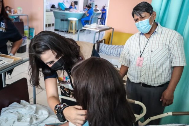 Entrega de pelucas oncológicas, turbantes, pañales, juguetes y suplemento alimenticio en el Hospital de Especialidades Pediátricas