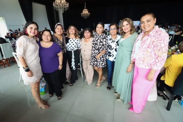 Desayuno en honor a las mamás trabajadoras de la institución