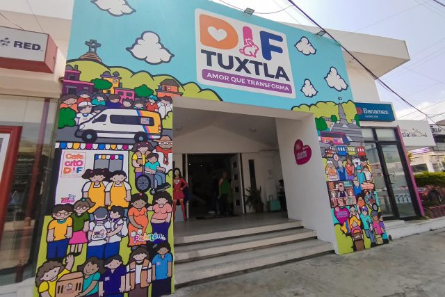 Corte de listón del mural del Sistema DIF Tuxtla